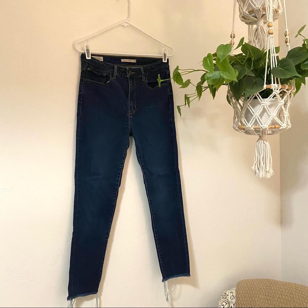 *SOLD* Levi’s 721 High Rise Skinny Jeans